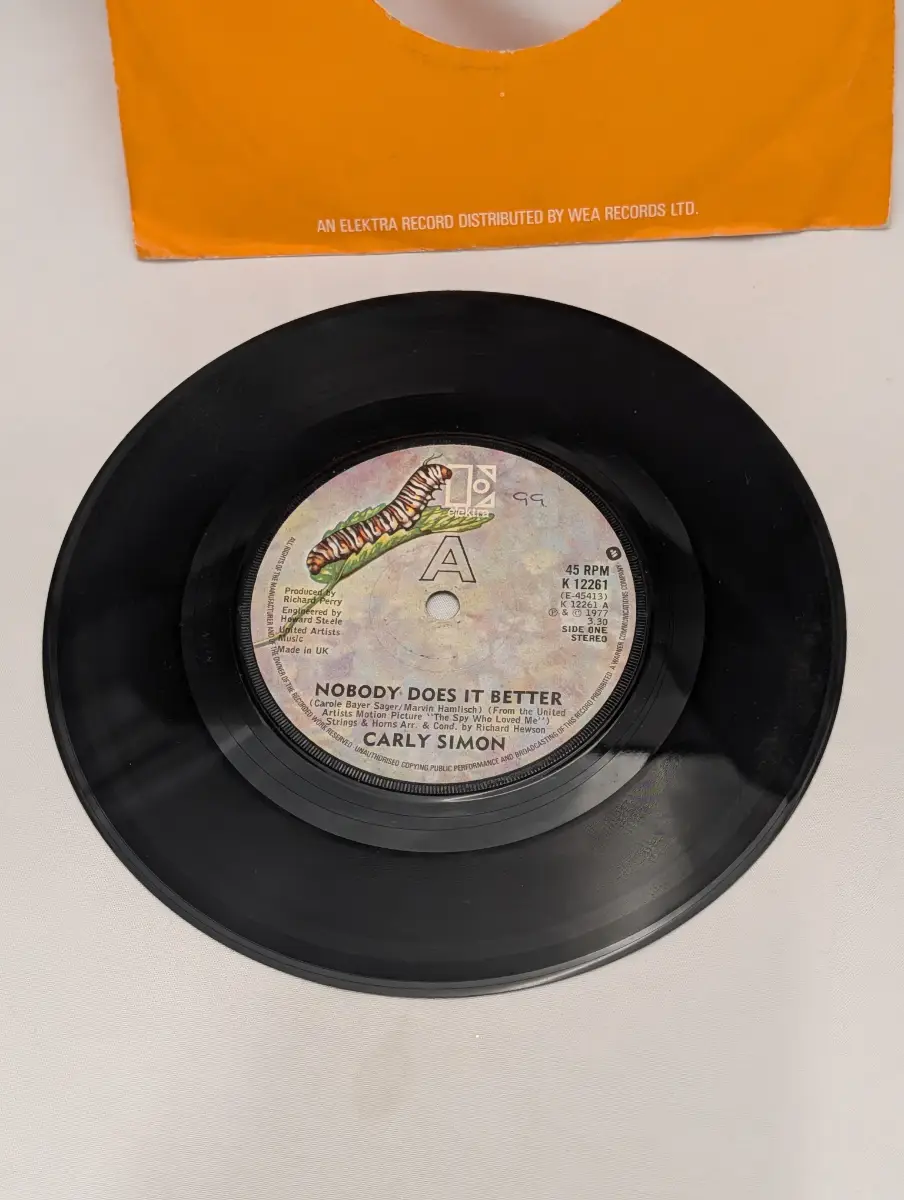Carly Simon - Nobody Does It Better - 7" Vinyl Record  1977 45rpm