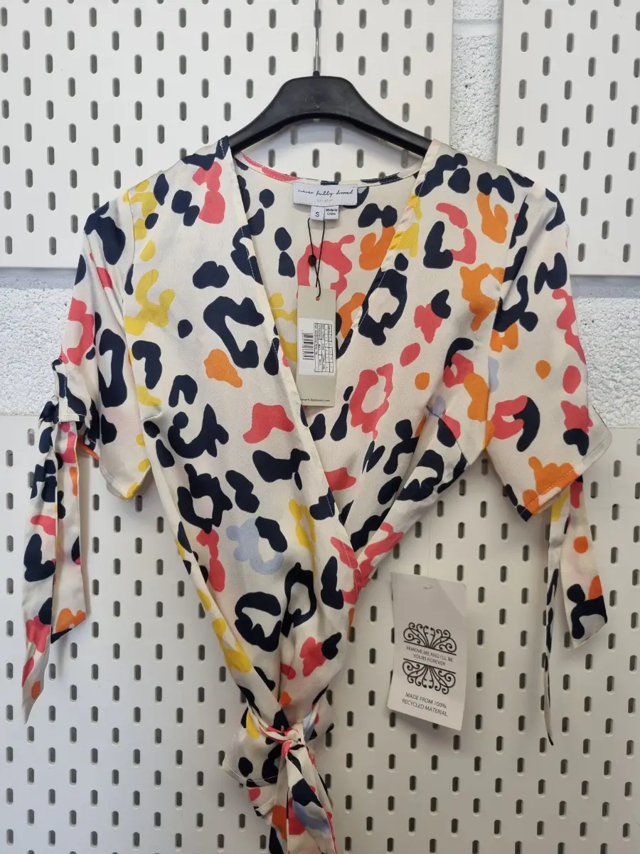 Top sz small never fully dressed
