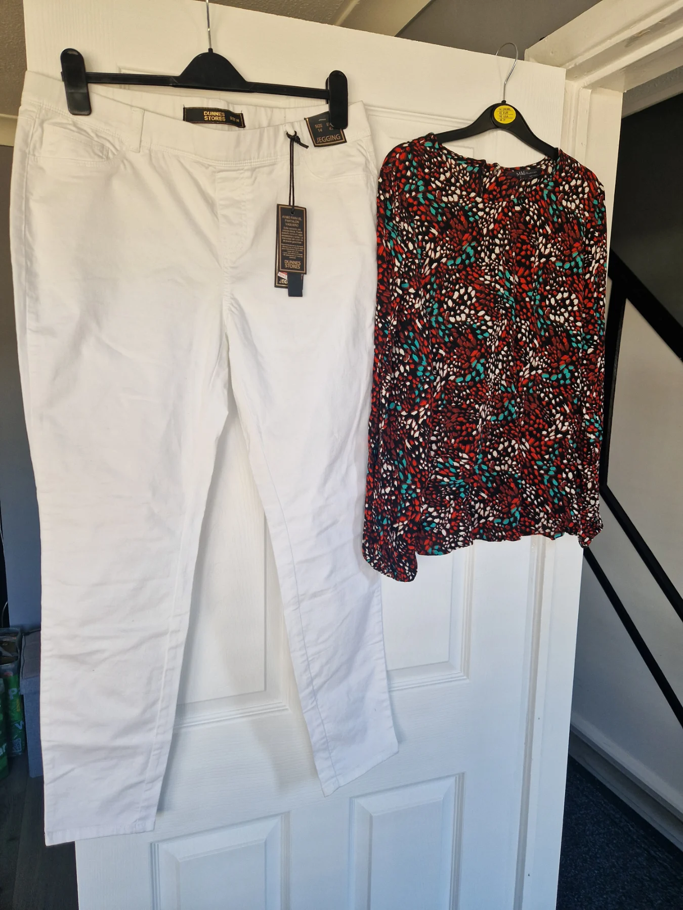 White jeggings and bloyse