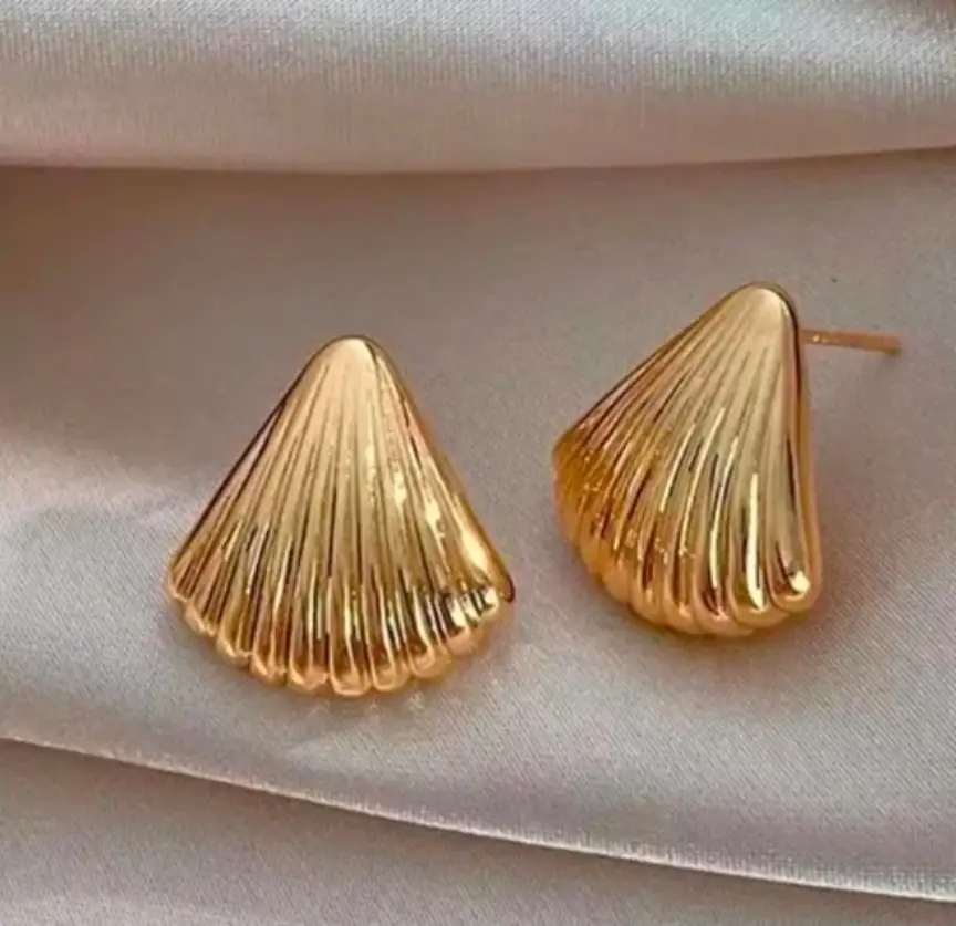 gold seashell stud earrings.