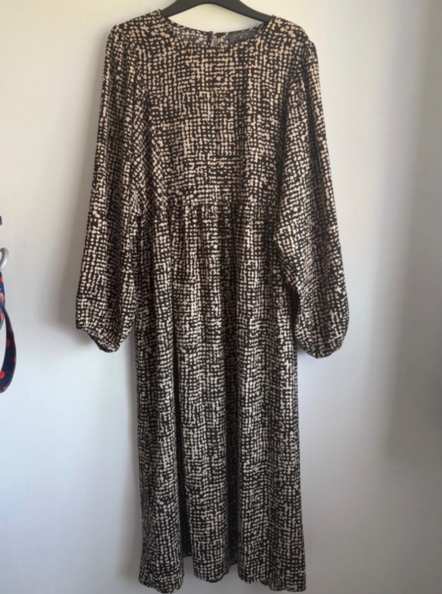 Papaya 16 ladies maxi dress puff sleeves black & beige patterned
