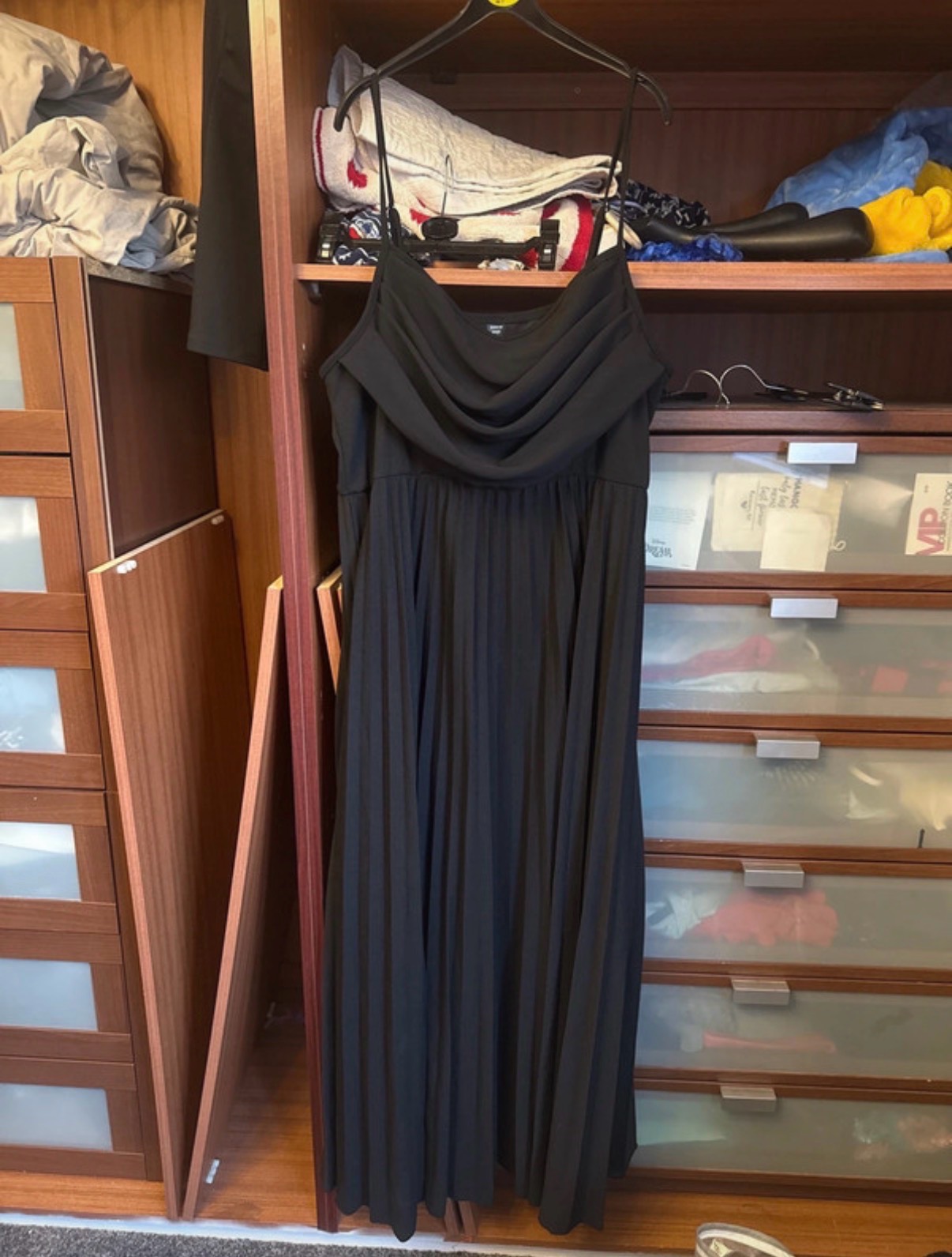 Lovley Shein curve long black pleated bottom evening dress with adjustable straps size 2XL