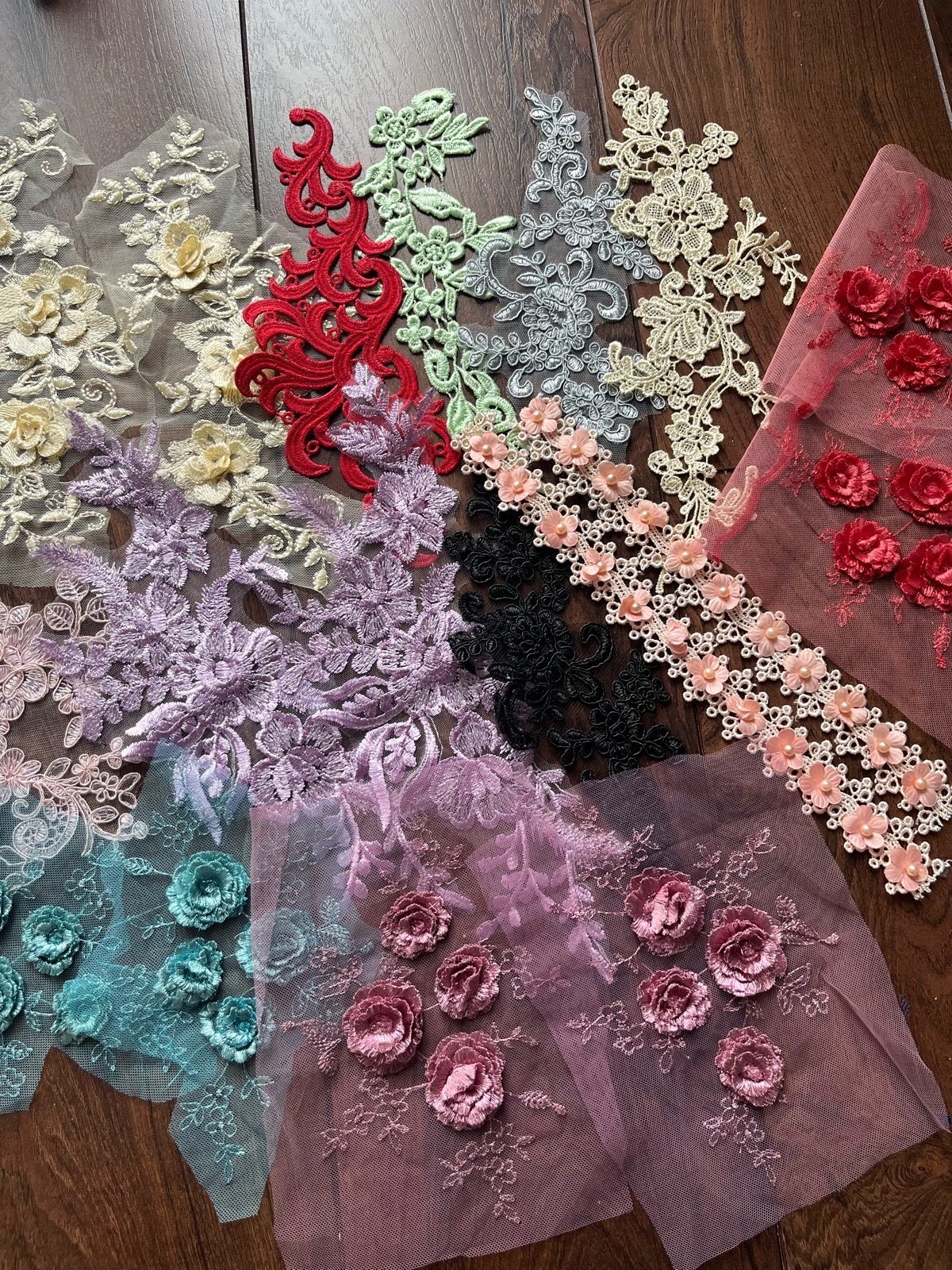 Bundle of 20 lace floral appliqués
