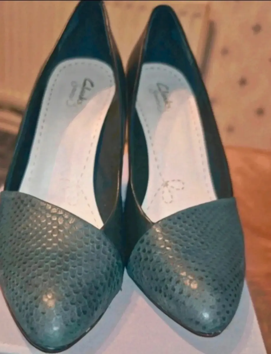 Black Clarks size 7 ladies leather heels, Babble brooks. Very good condition