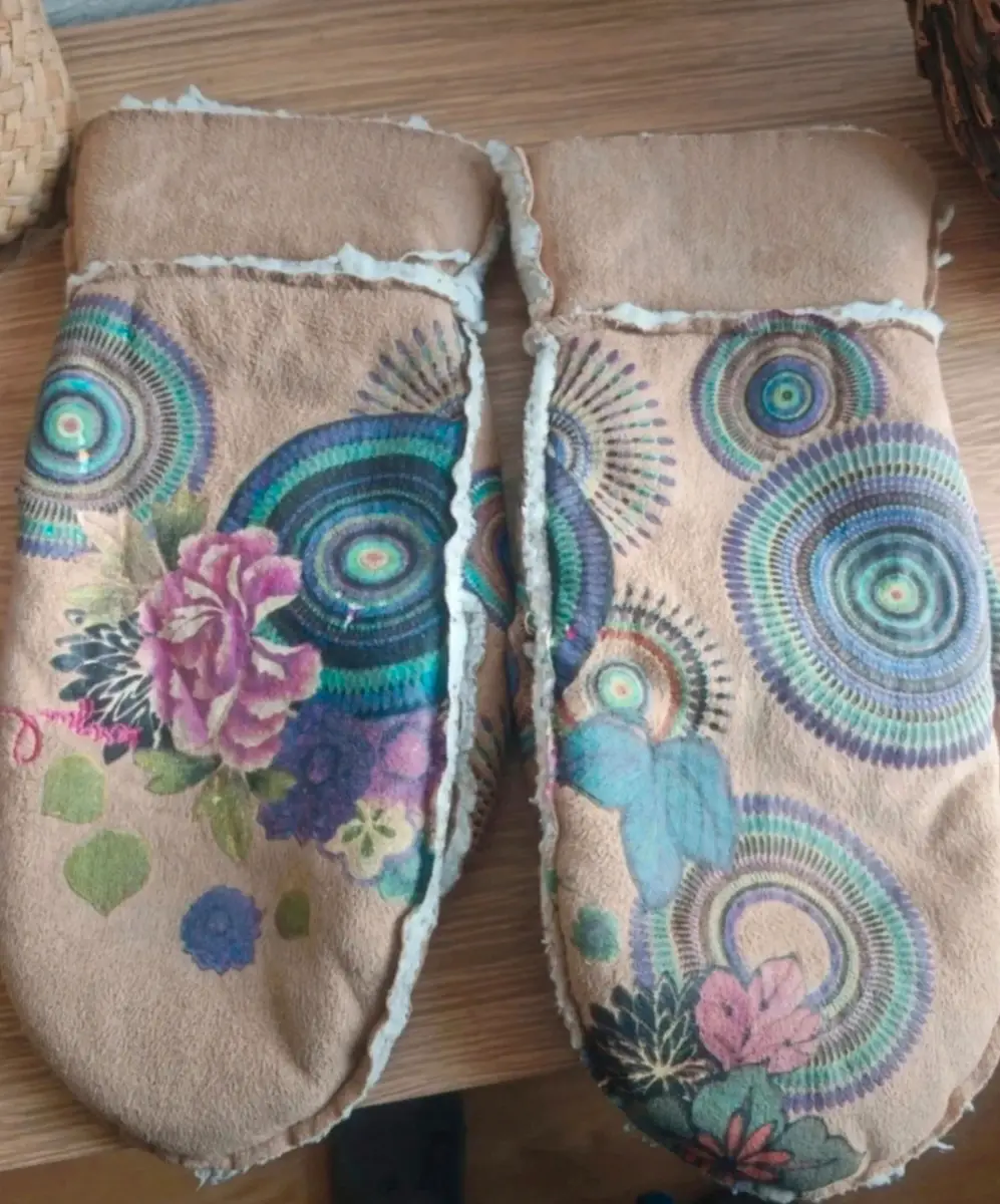 Ladies Desigual mittens. Size m/I. Spanish brand. Worn once. Very small mark maybe wash off. Lovely