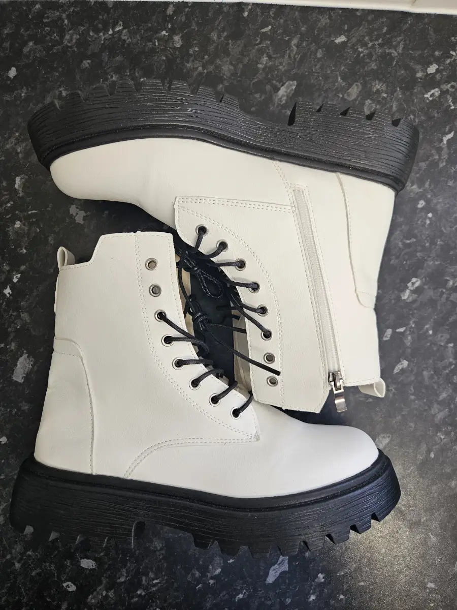 Chunky White Combat Boots Size 42 UK 7 Fur Lined Platform Ankle