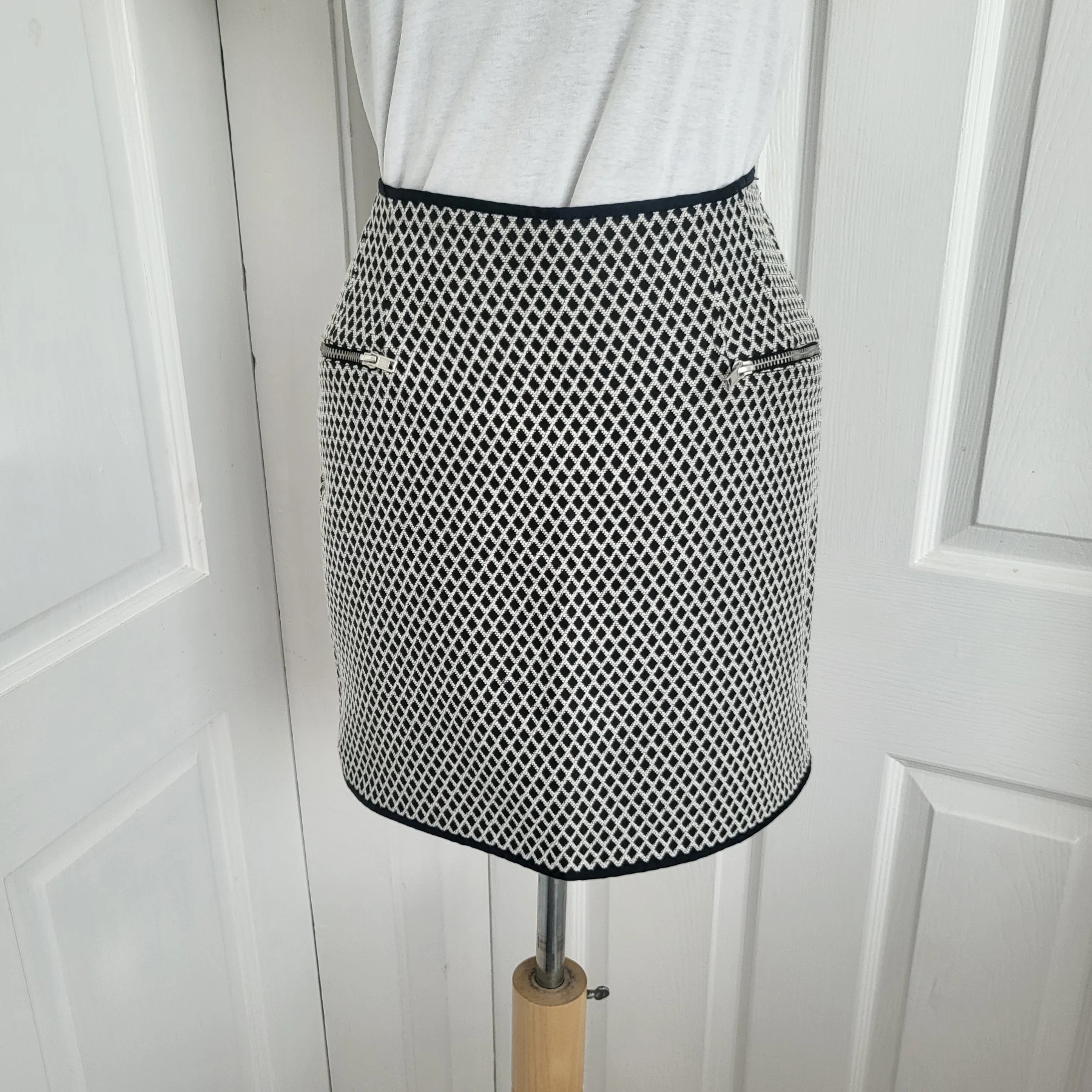 New Look Ladies Black And White Monochrome Mini Skirt Dize 8