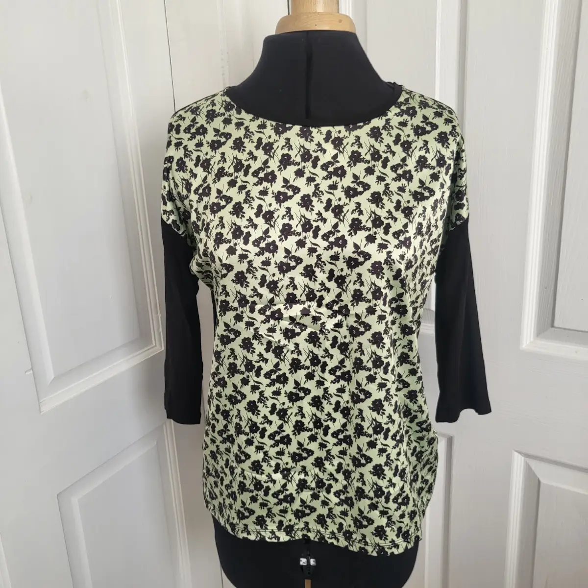 Principles Floral Panel Top With Contrast Black 3/4 Sleeves Size 10