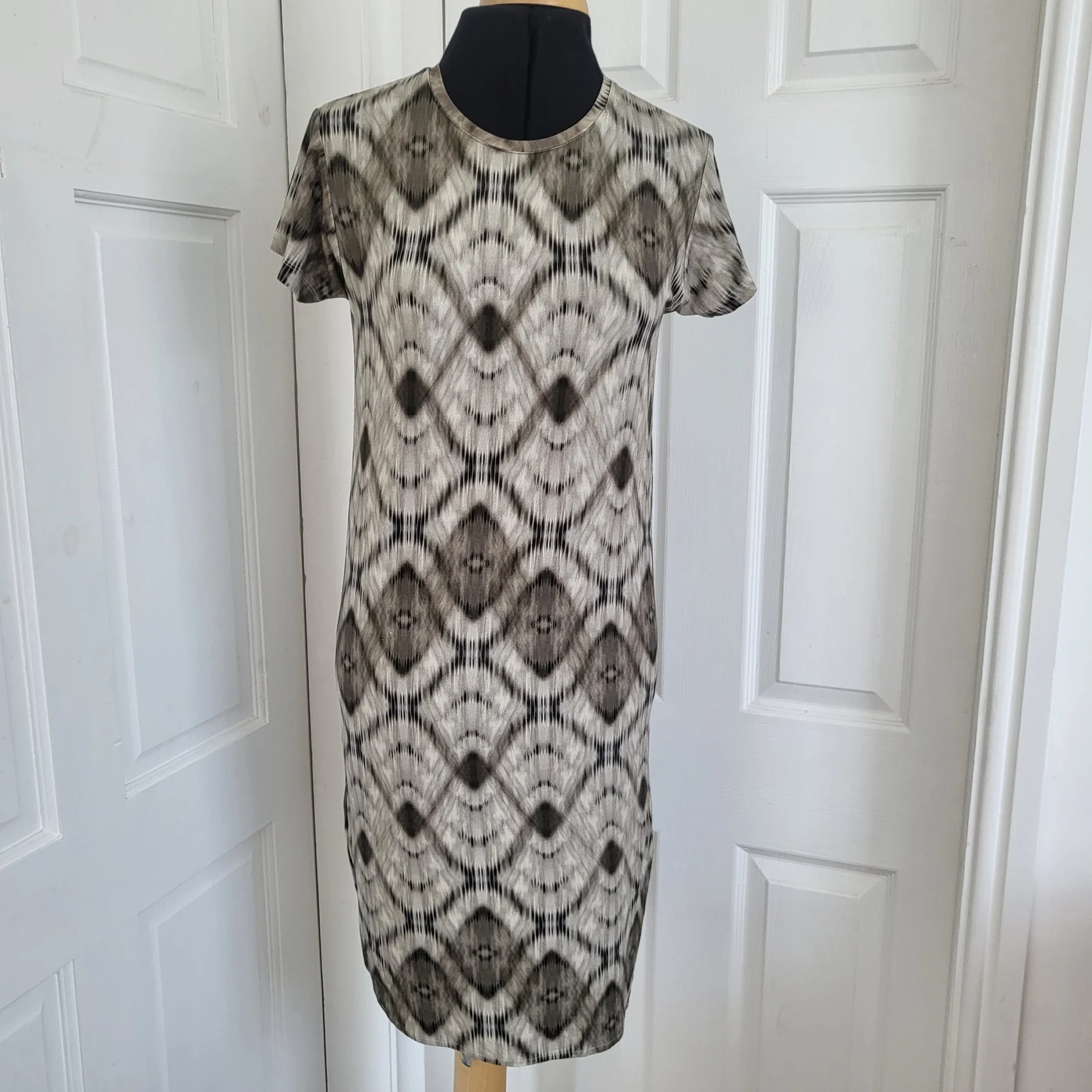 Twisted Muse Geometric Ikat Pattern T-Shirt Dress Short Sleeve Grey White Size S