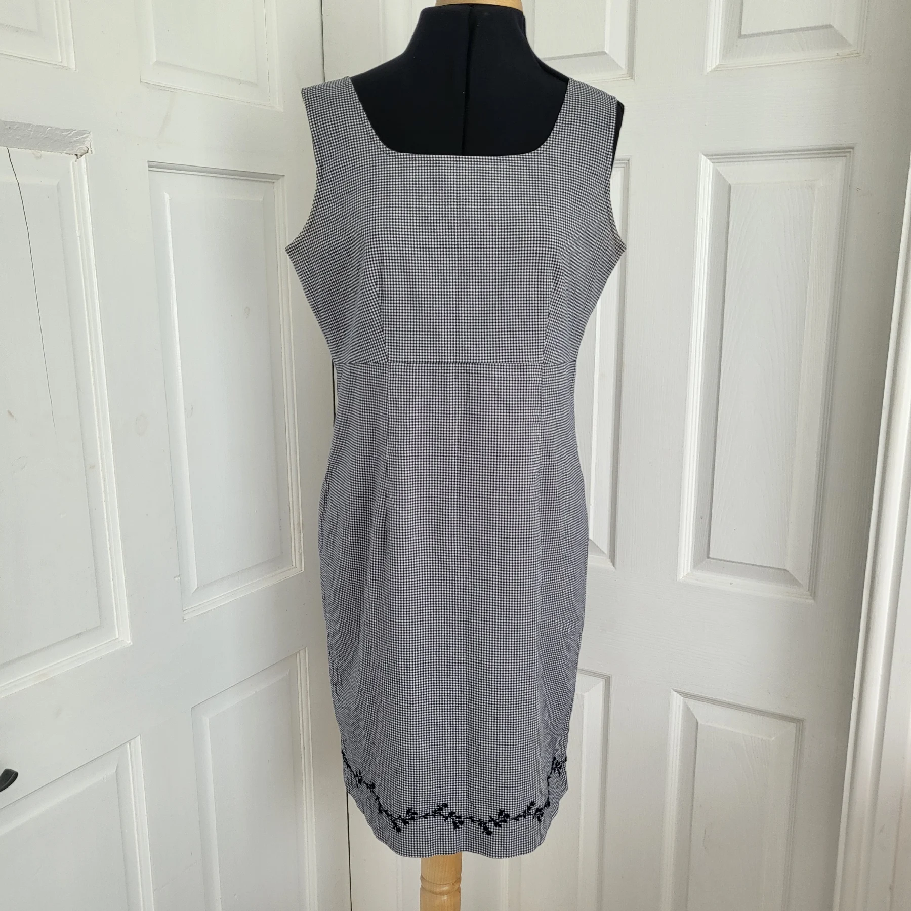 Liz Claiborne Lizsport Gingham Check Shift Dress Sleeveless Embroidered Hem Size 10