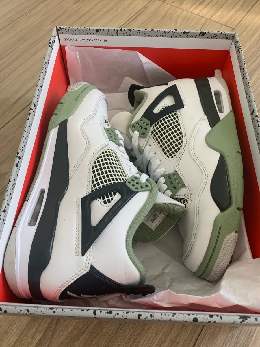 Nike Air jordan 4 Retro white/oil green- Dark Ash.Size 6