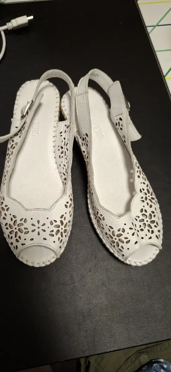 Lovely white sandals size 5, or 38 by Pavers