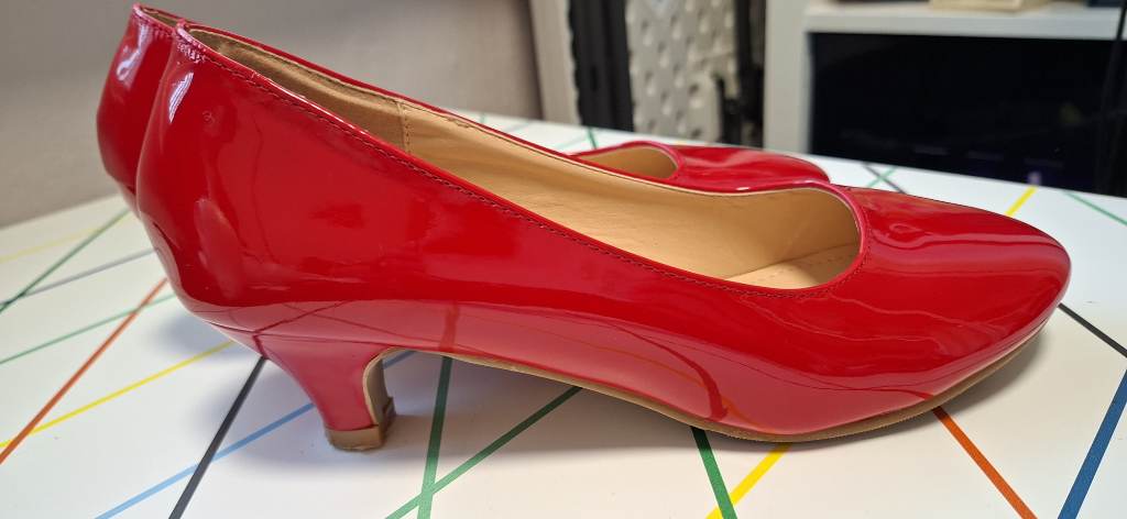 Shiny red shoes, size 5, Golden Beads