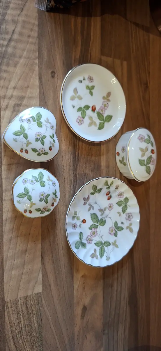 Lovely vintage wild strawberry decorative lidded trinket boxes and trinket trays. Bone china, Wedgew