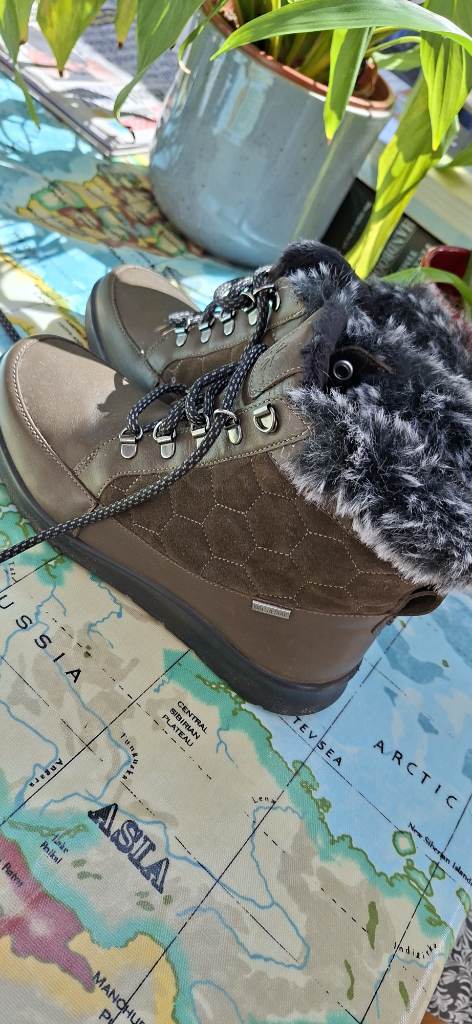 Van dal furry boots size 4