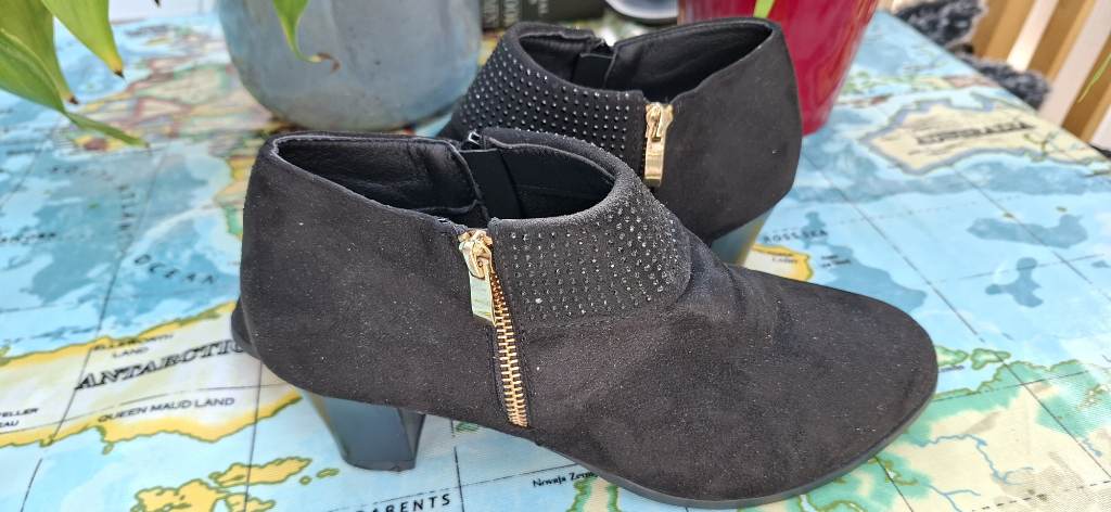 Black ankle high boots size 7