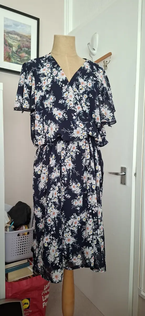 Mela Curve elasticated waist flower dress size 22