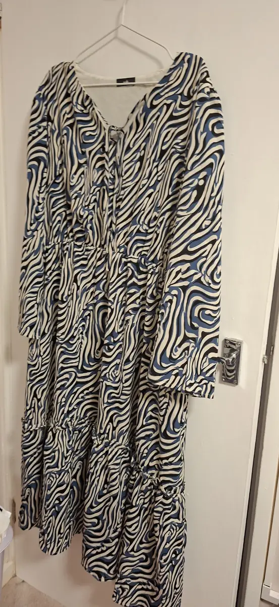 Beautiful blue and white dress by Wallis, size 22 to 24