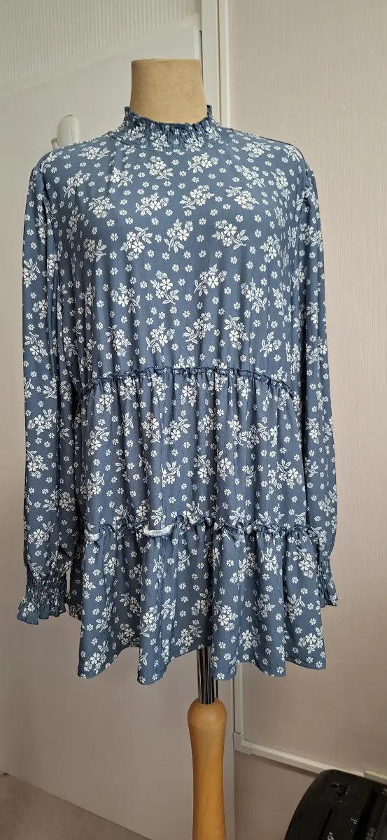 Blue vanilla tiered top size 20