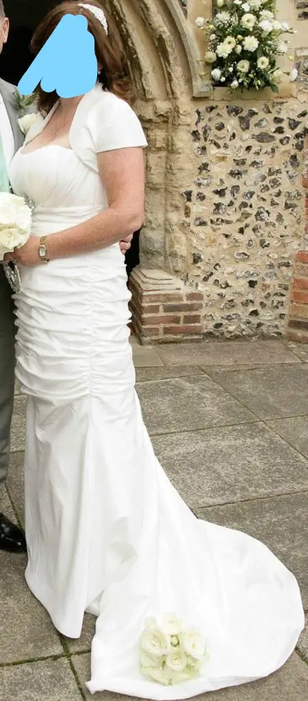 Beautiful laced Mori Lee wedding dress/gown size 14 but will fit other cost £1k