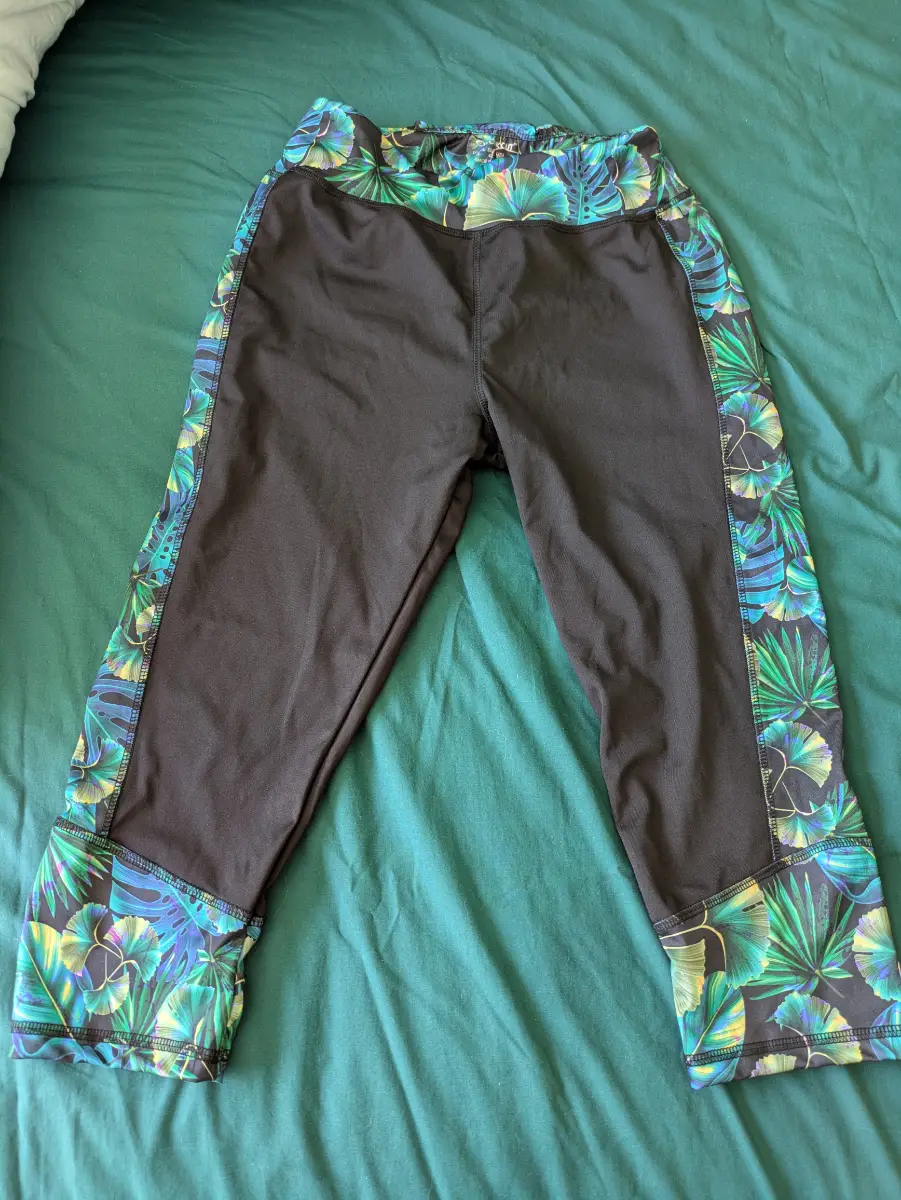 Workout - Capri/Cropped tropical leaf patterned workout Leggings. Green & black.