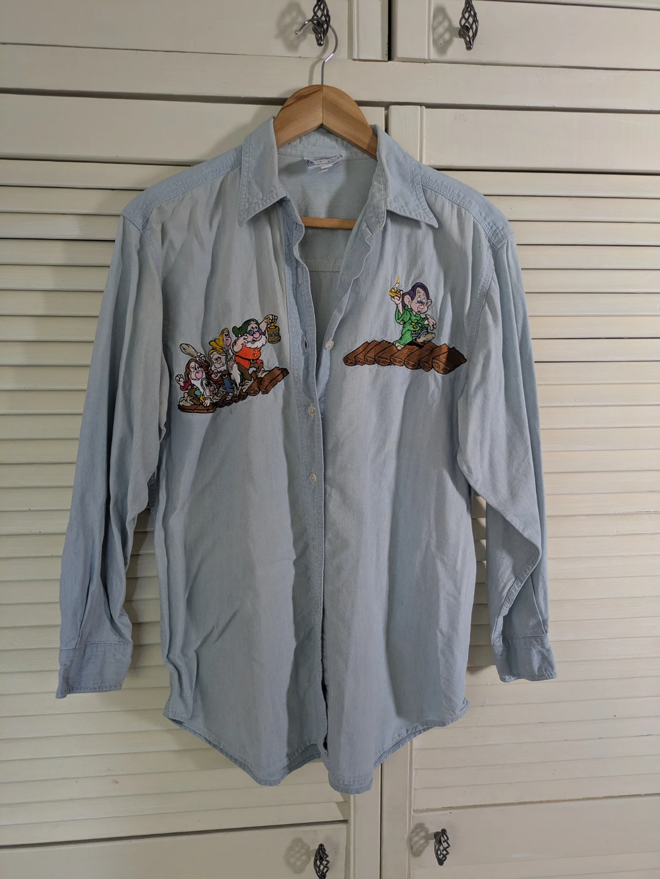 Vintage retro Disneyland Paris 7 dwarves embroidered shirt. M. Light blue denim.