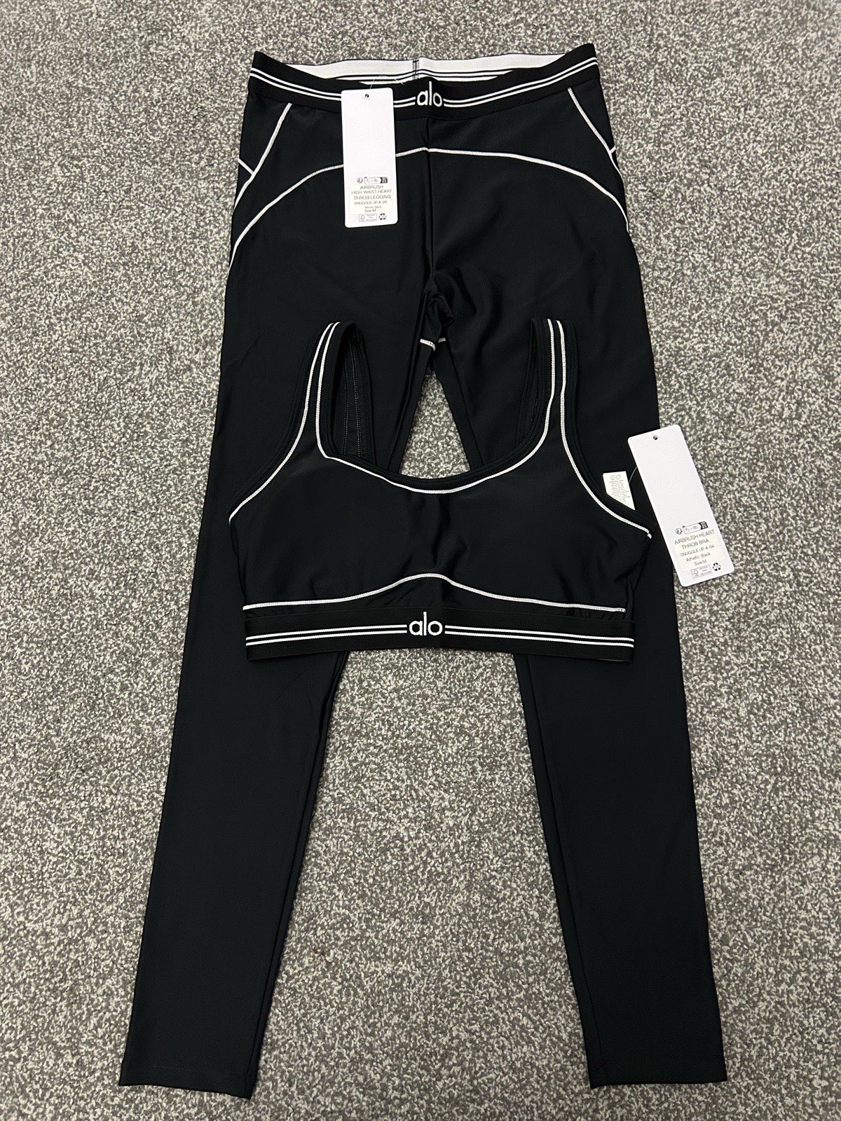Alo Yoga Bra And Leggings In Black - Medium
