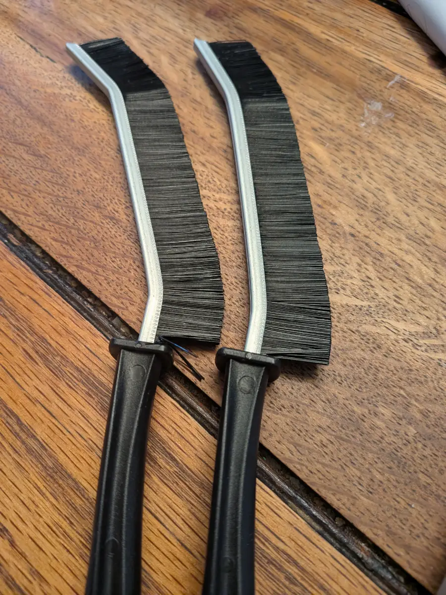 Pack of 2 Deep Clean Crevice Brushes - Window & Hob Gap Cleaning Tool unused