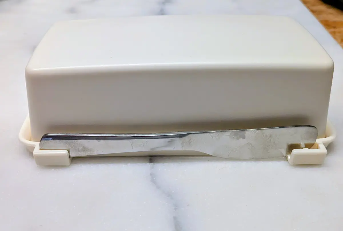 Modern PP Butter Box Container with Freshness Lid & Matching Knife