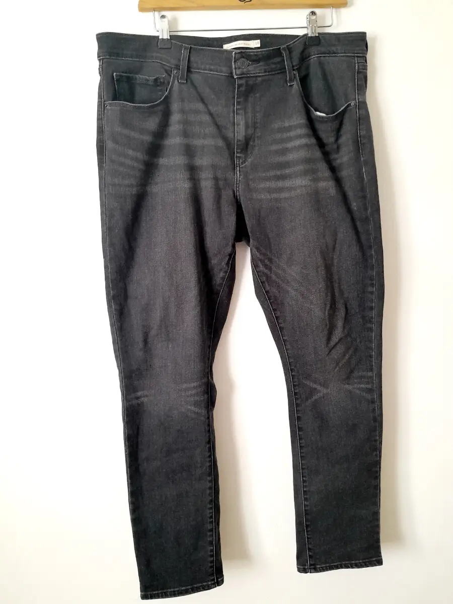 size 18 Levis classic mid rise skinny jeans black