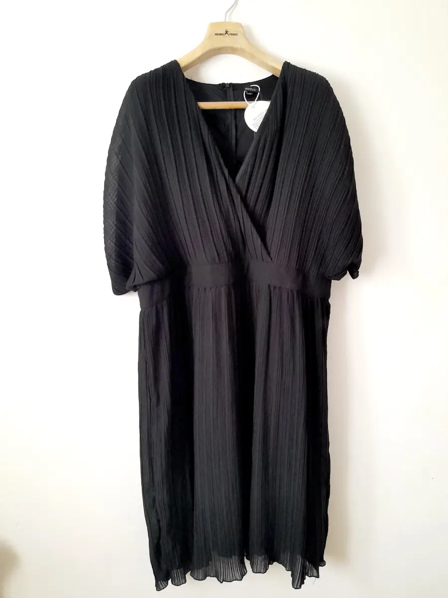 NWT size 28 black pleated midi special occasion dress