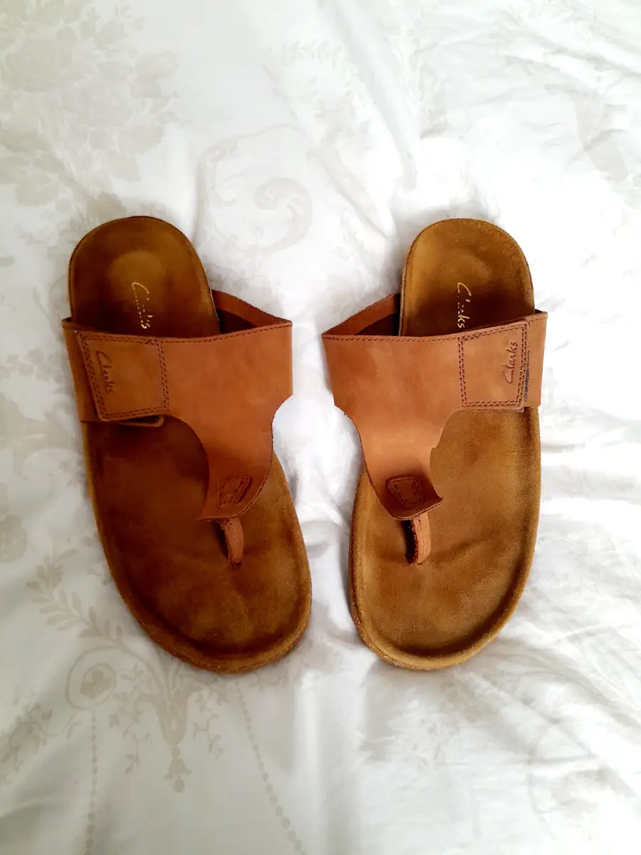 Mens Clarks wide fit size 7/8 leather toe post sandals