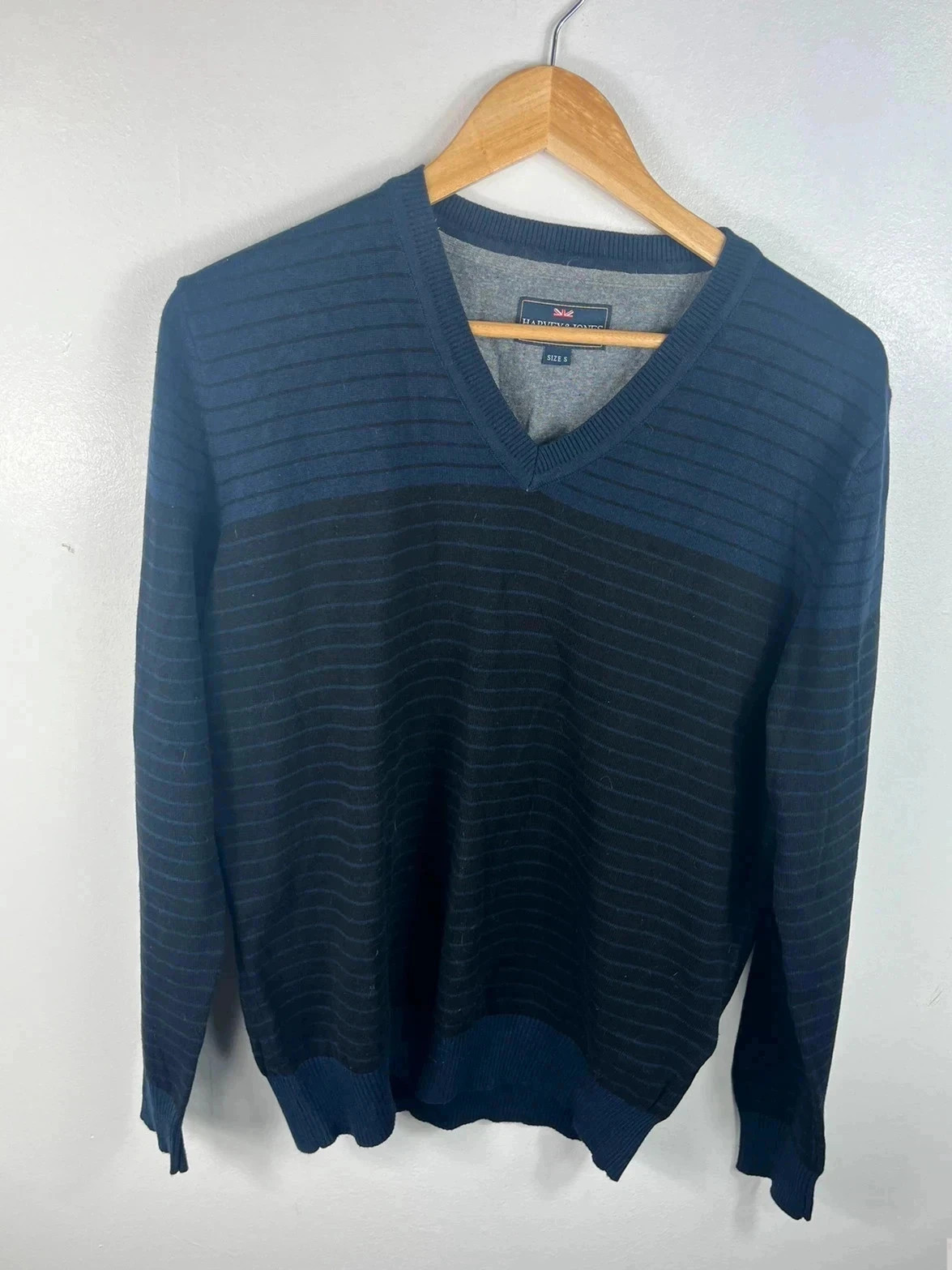 Harvey&jones / men’s size small / v neck / 100% cotton/navy blue jumper