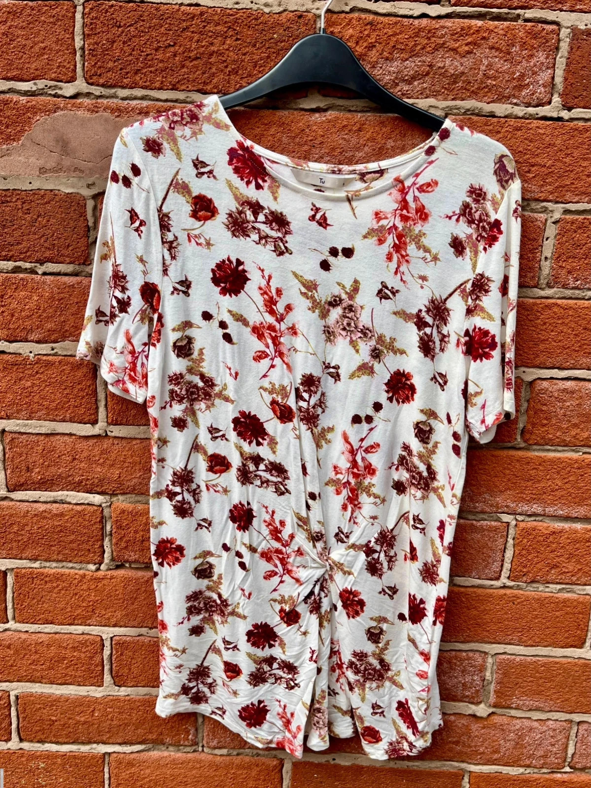 TU women’s size 8 floral red and cream short sleeve top