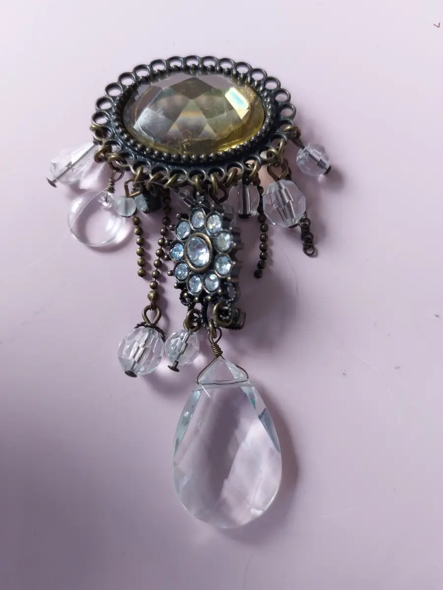 Vintage style brooch with dangles