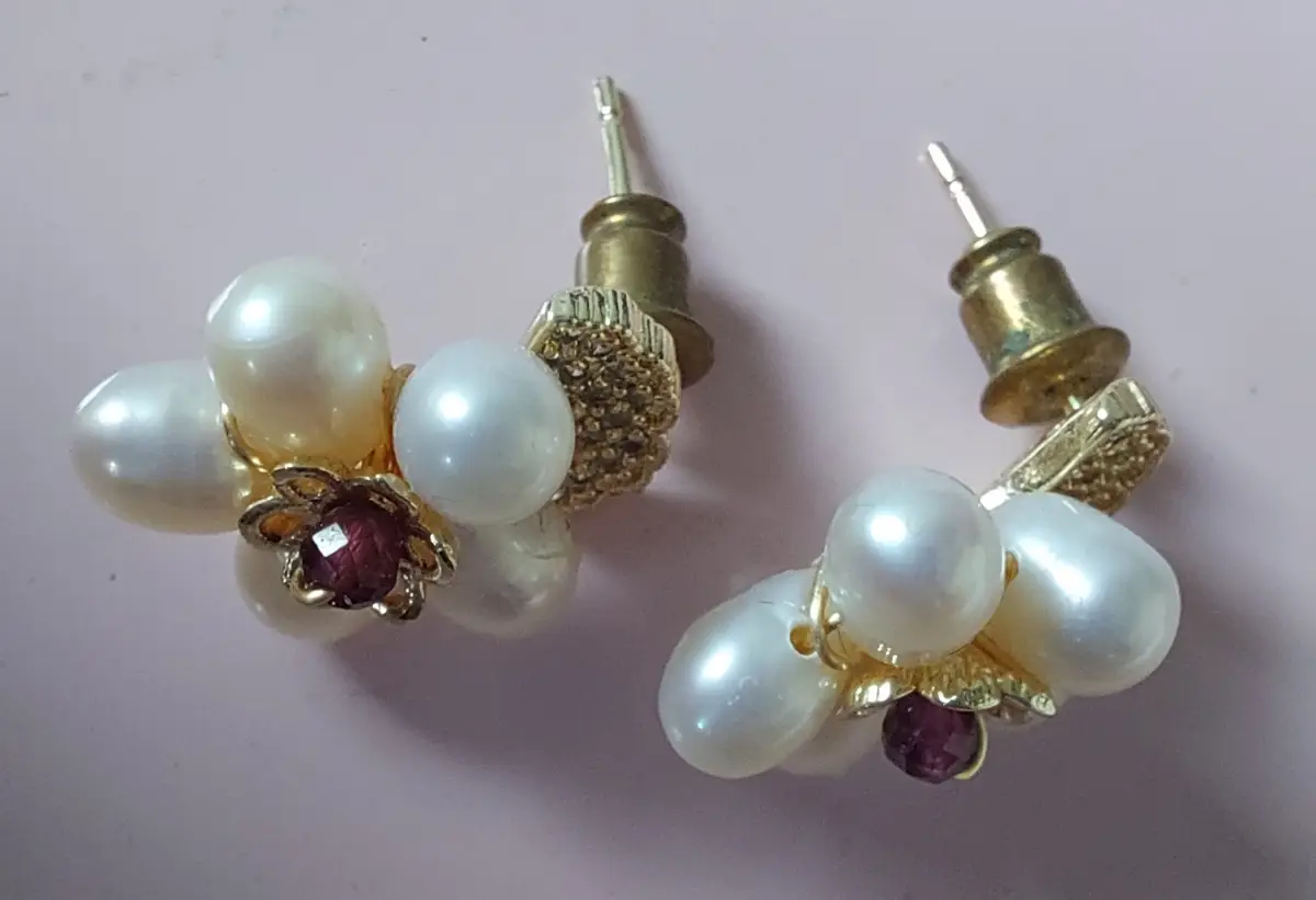 Faux pearl flower stud earrings