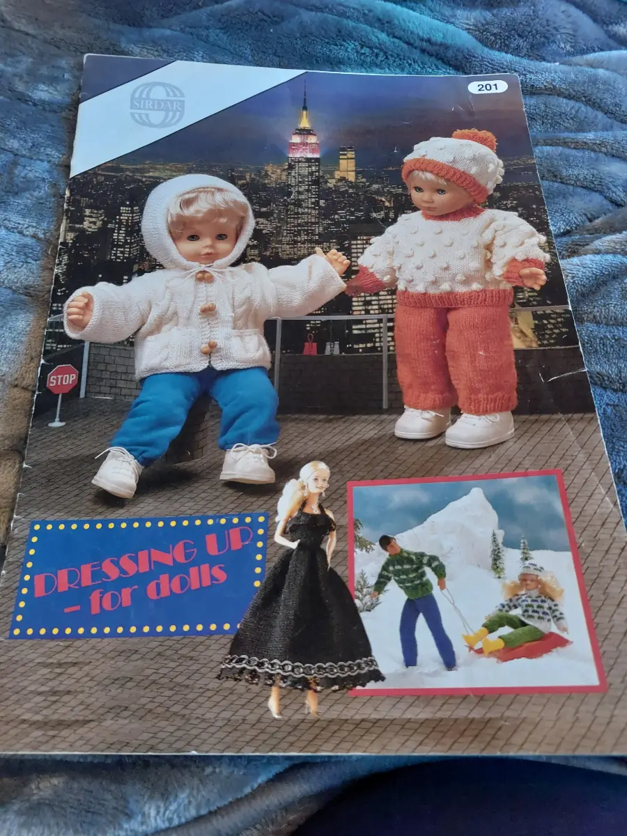 Vintage knitting pattern booklet - doll's clothes