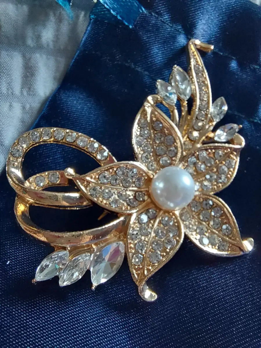 Vintage style gold coloured faux pearl and diamanté brooch