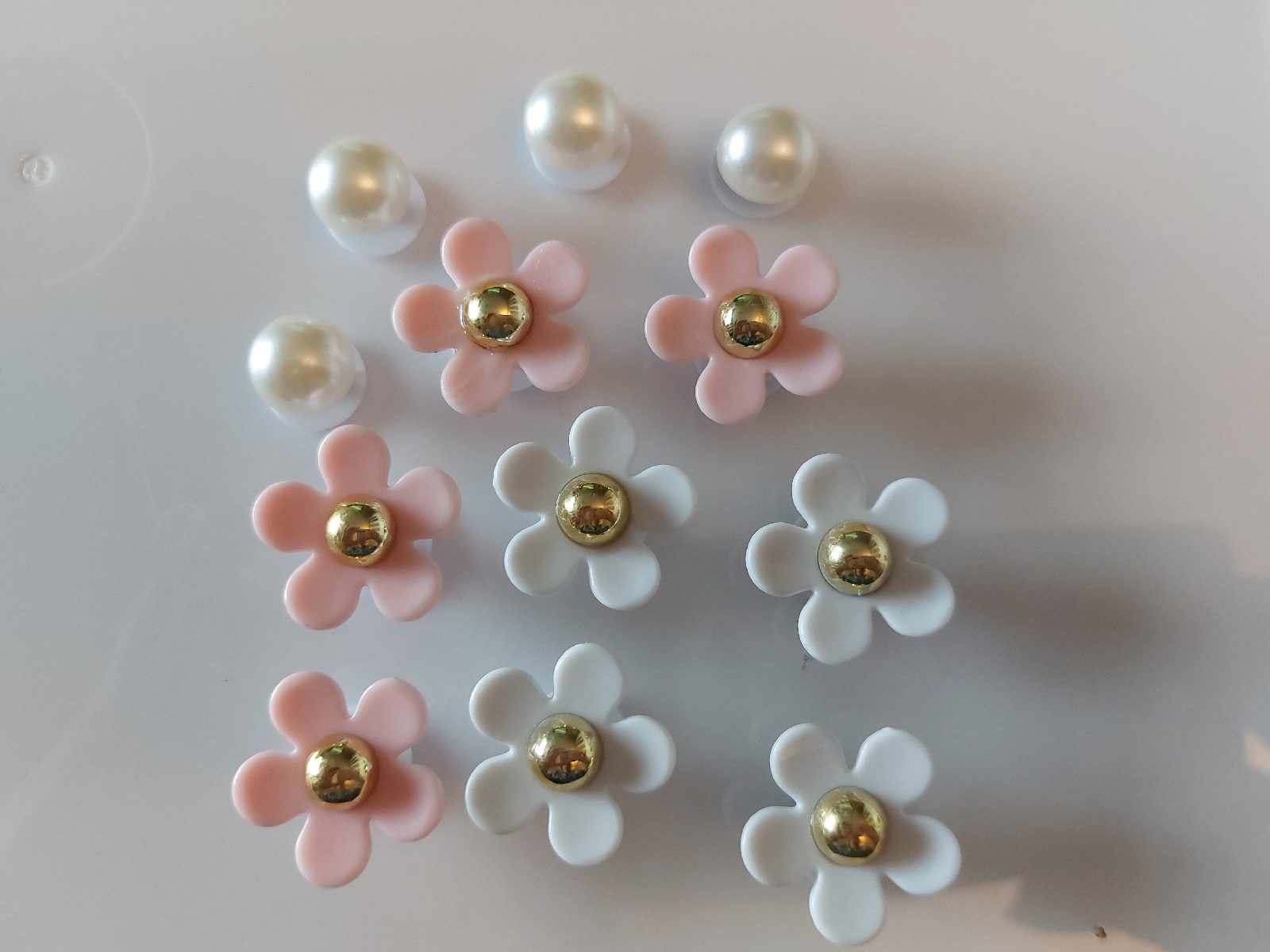 12 pc daisies and faux pearls shoe charms set
