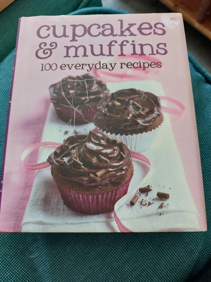 Cupcakes and muffins: 100 everyday recipes (Love Food)