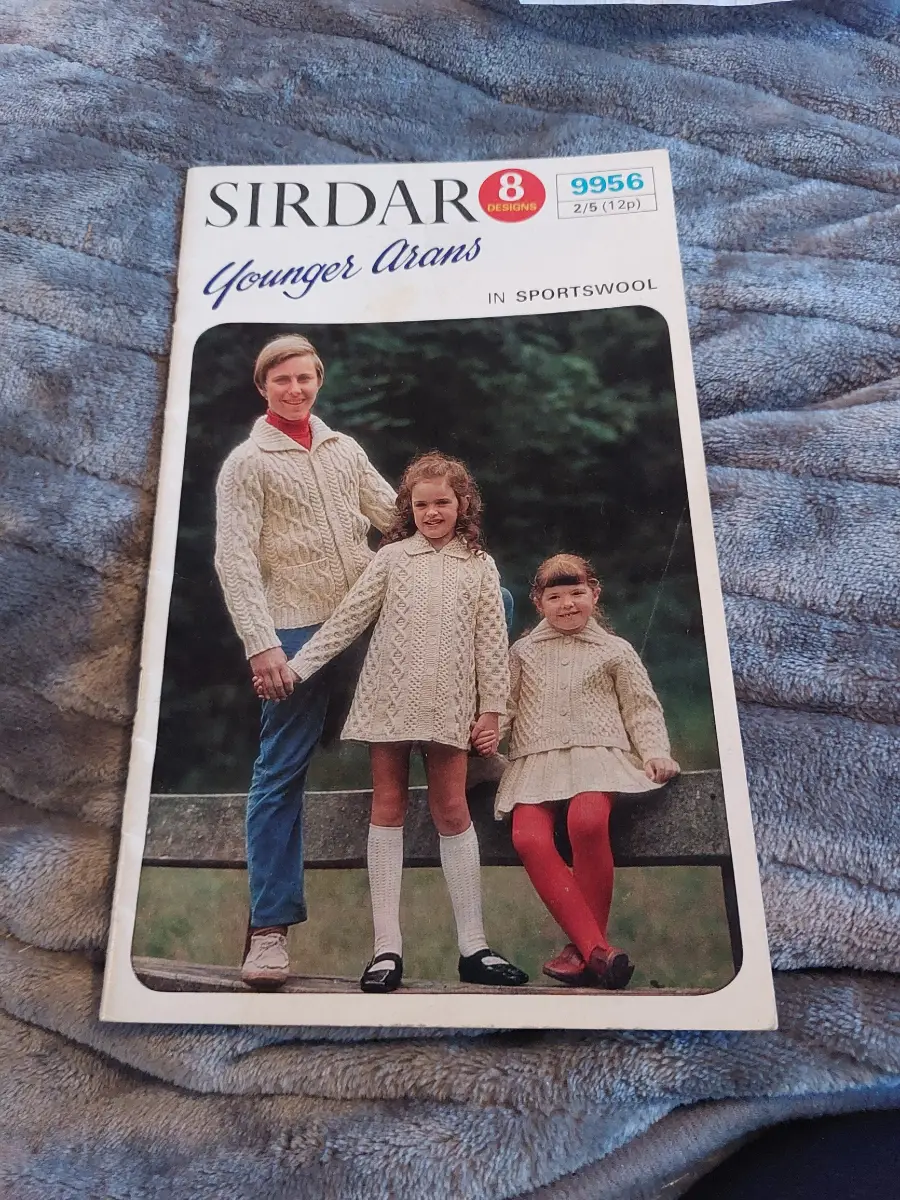 Vintage knitting pattern booklet - Sirdar Young Aran