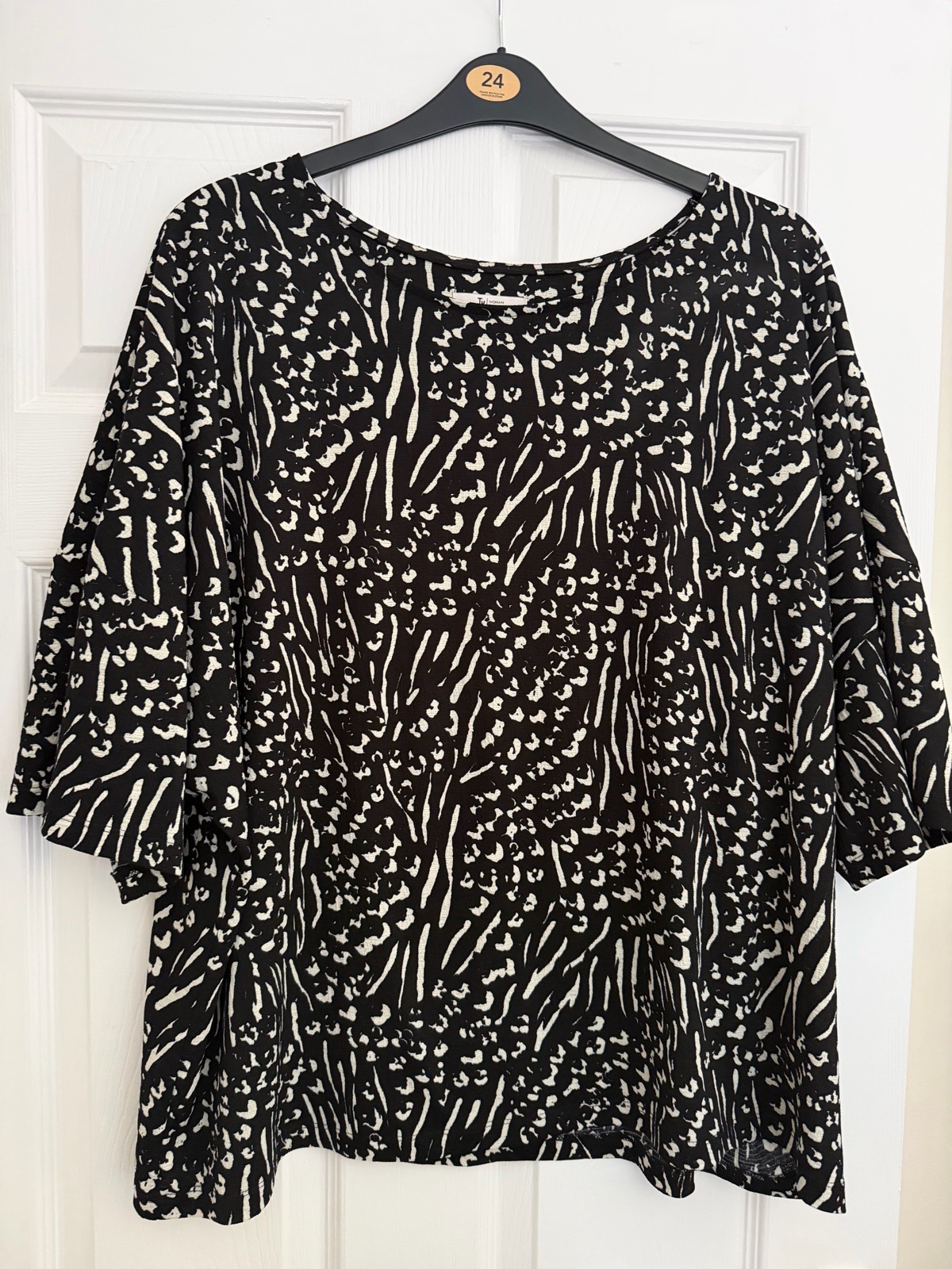 Women’s Black & White Top Size 24