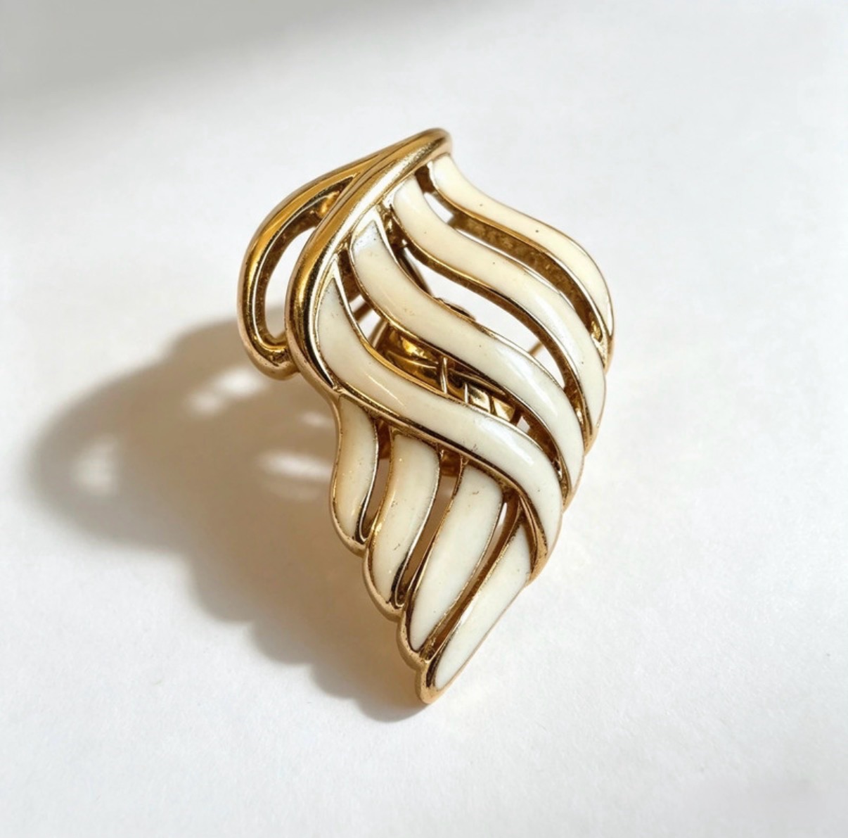 Vintage Crown Trifari Gold Cream Enamel Swirl Scarf Clip Slide 1950s