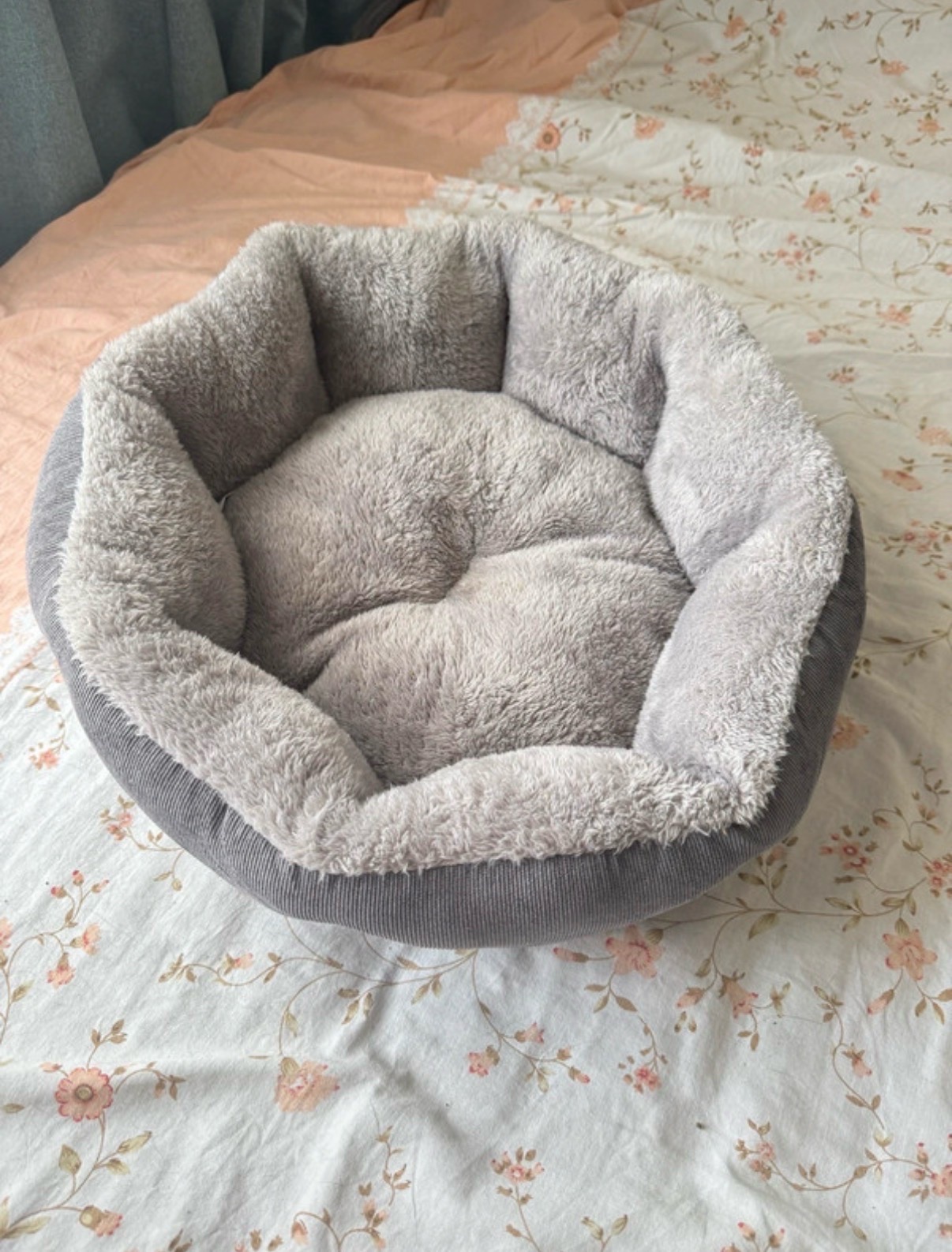 Plush Grey Pet Bed - Cosy Faux Fur & Corduroy (Non-Slip Base)
