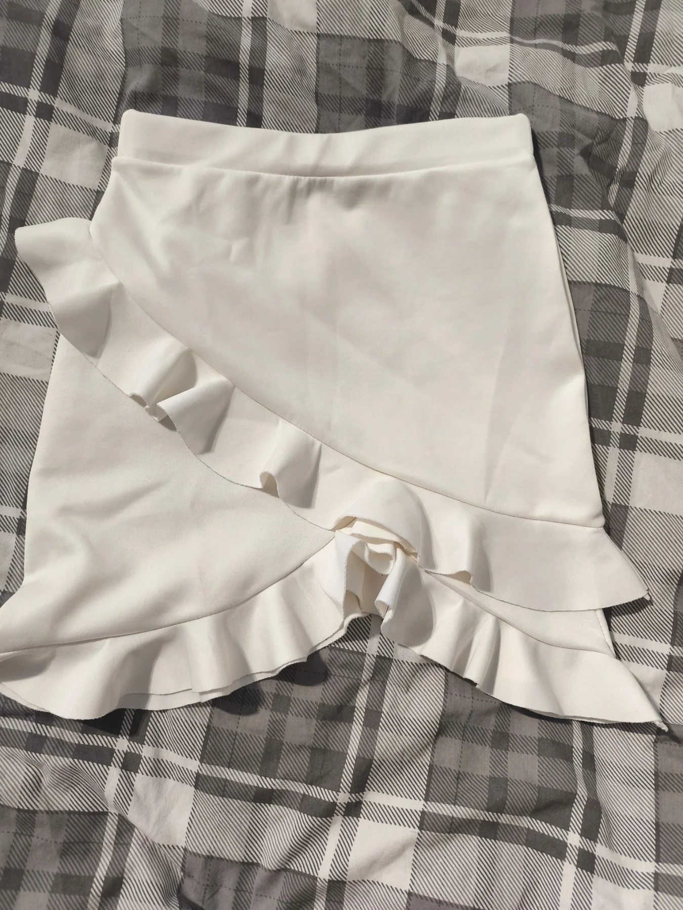Boohoo white assymetric skirt