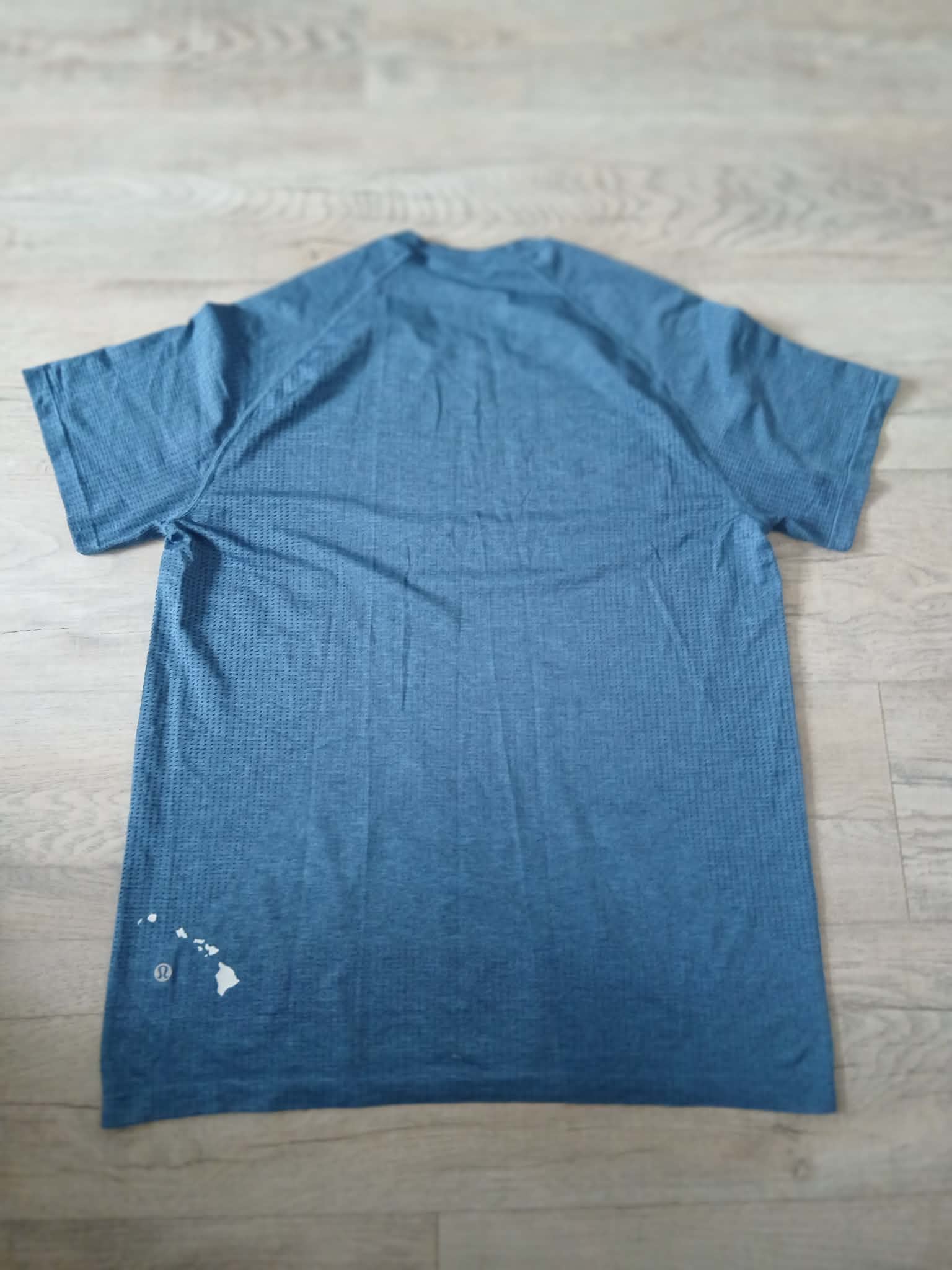Lululemon men’s metal vent tech T-shirt blue Hawaii print size large