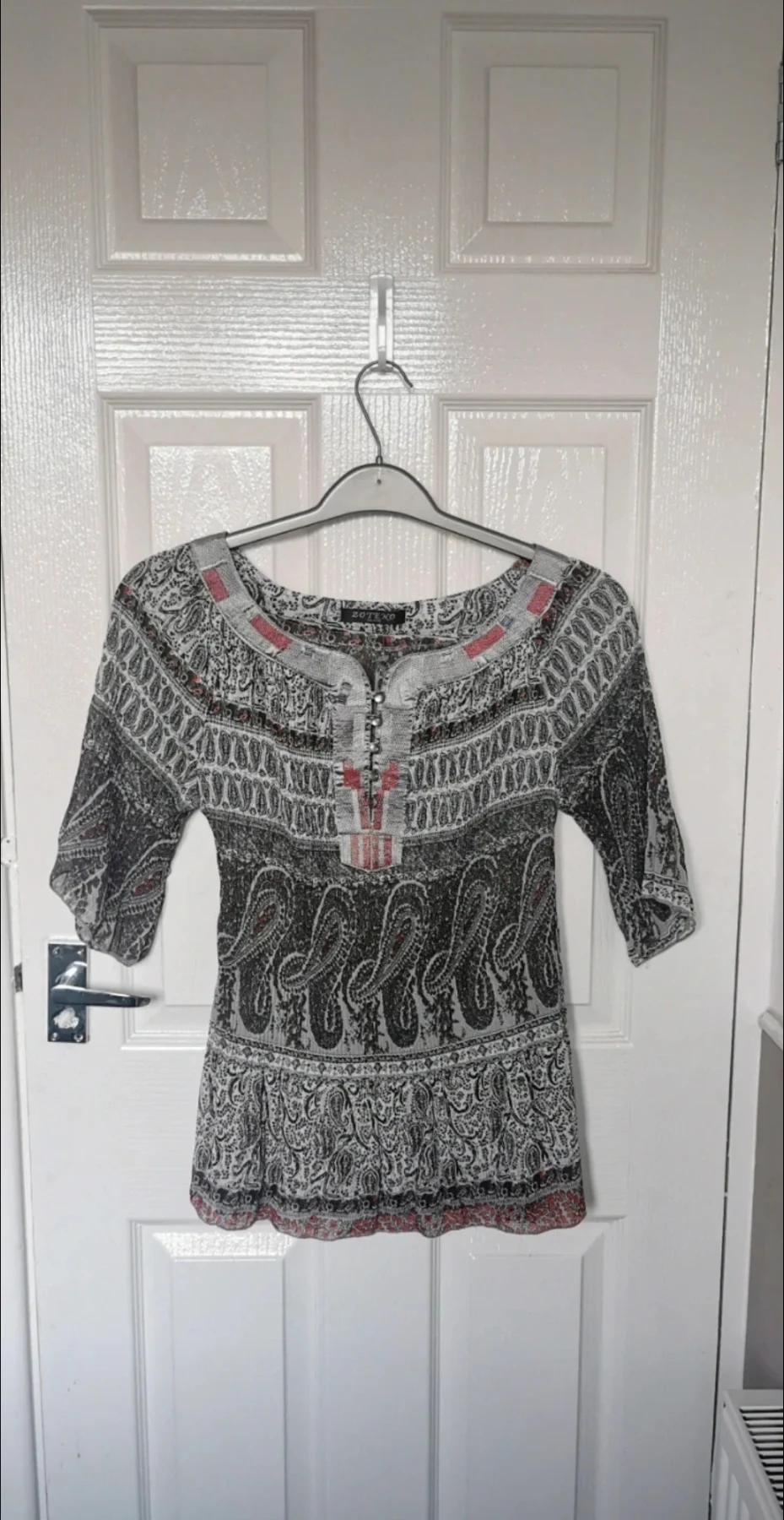 Zoteno Boho Chic Paisley Peplum Black White Red Split Neck Top Size 14