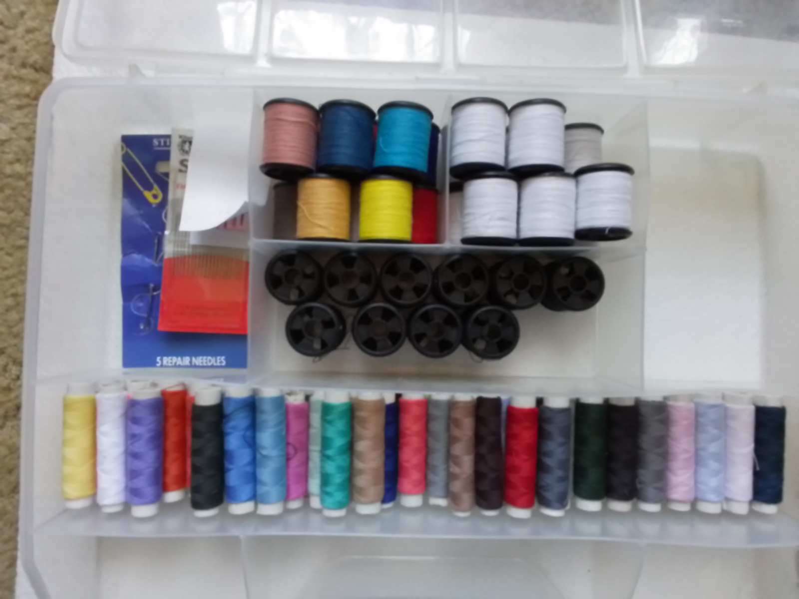 Plastic carrying case with approx 90 assorted sewing cottons and sewing needles