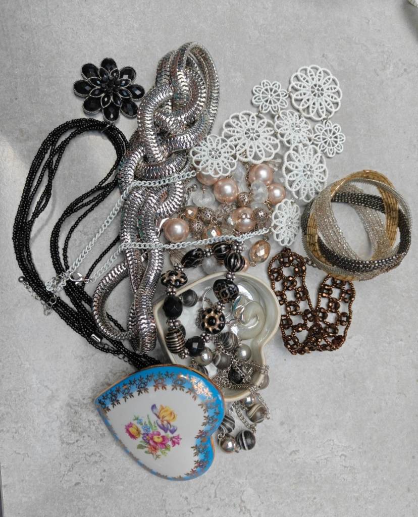 Bundle of Jewellery In Porcelain Heart Trinket Box All Excellent Condition