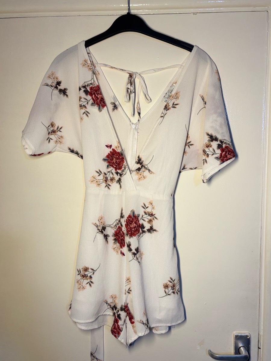 In The Style White Red Floral Print Playsuit Romper Size 6 Summer Cottagecore